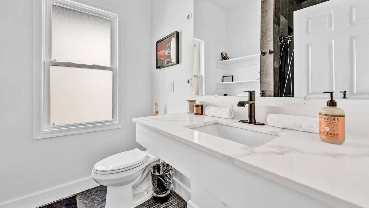Photo of Bathroom in Lakeview