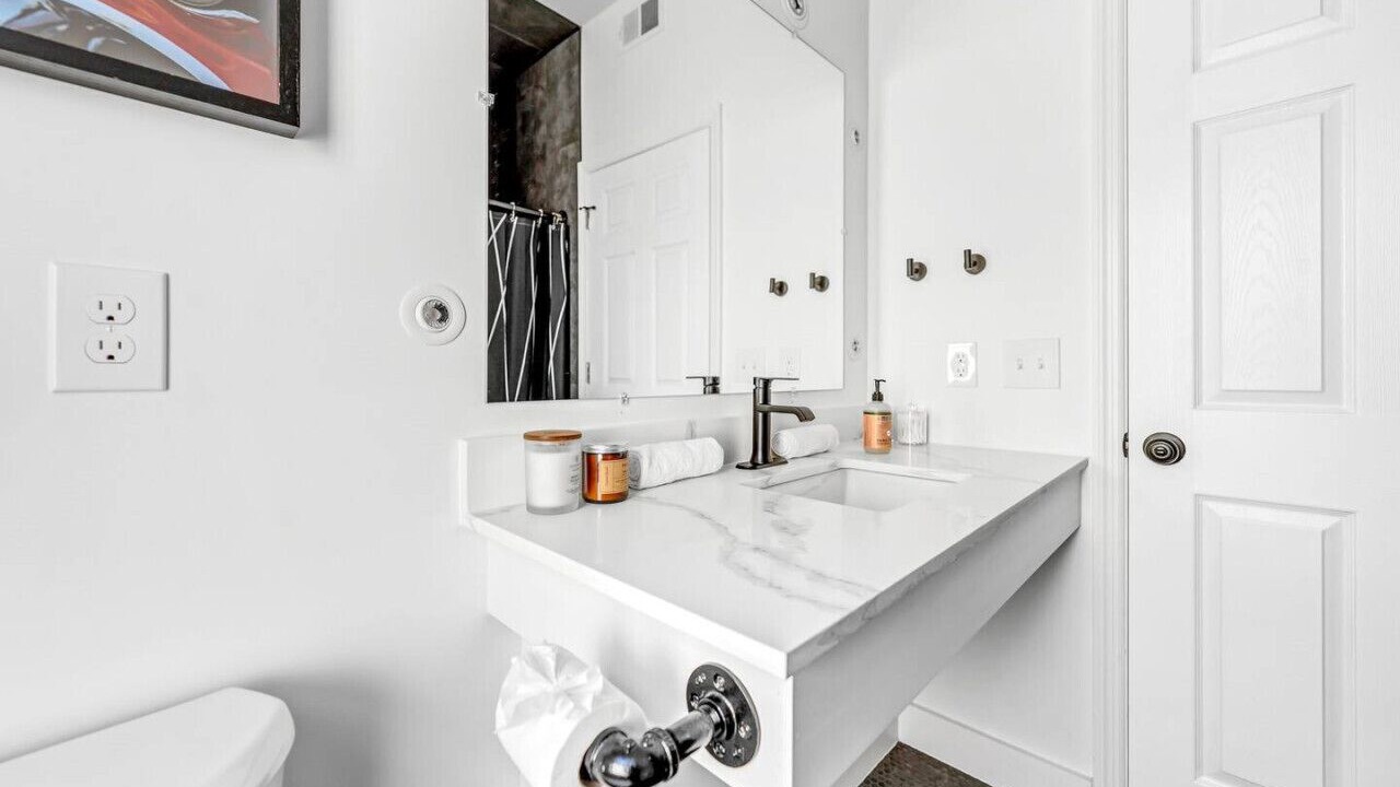Photo of Bathroom in Lakeview