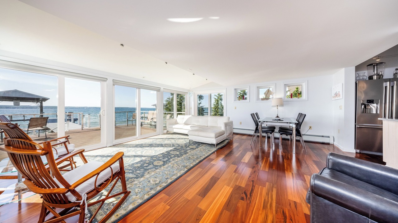 Photo of Livingroom in Oaks Corners