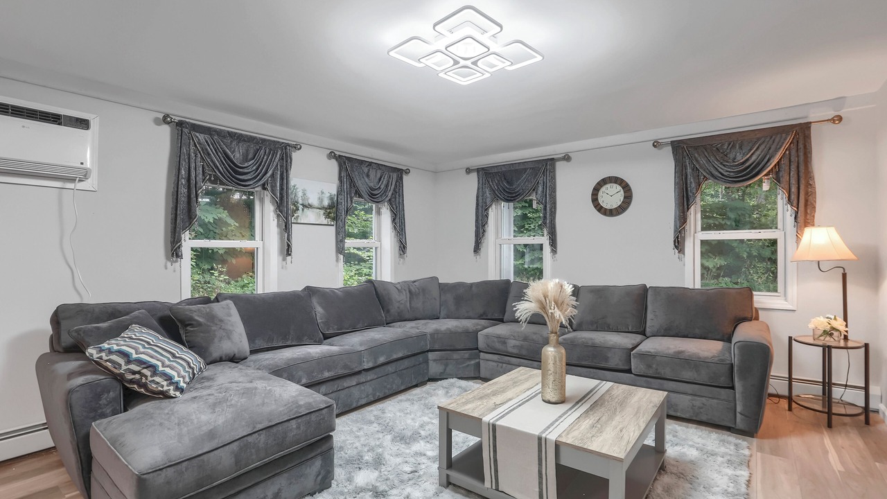 Photo of Livingroom in Middle Hope