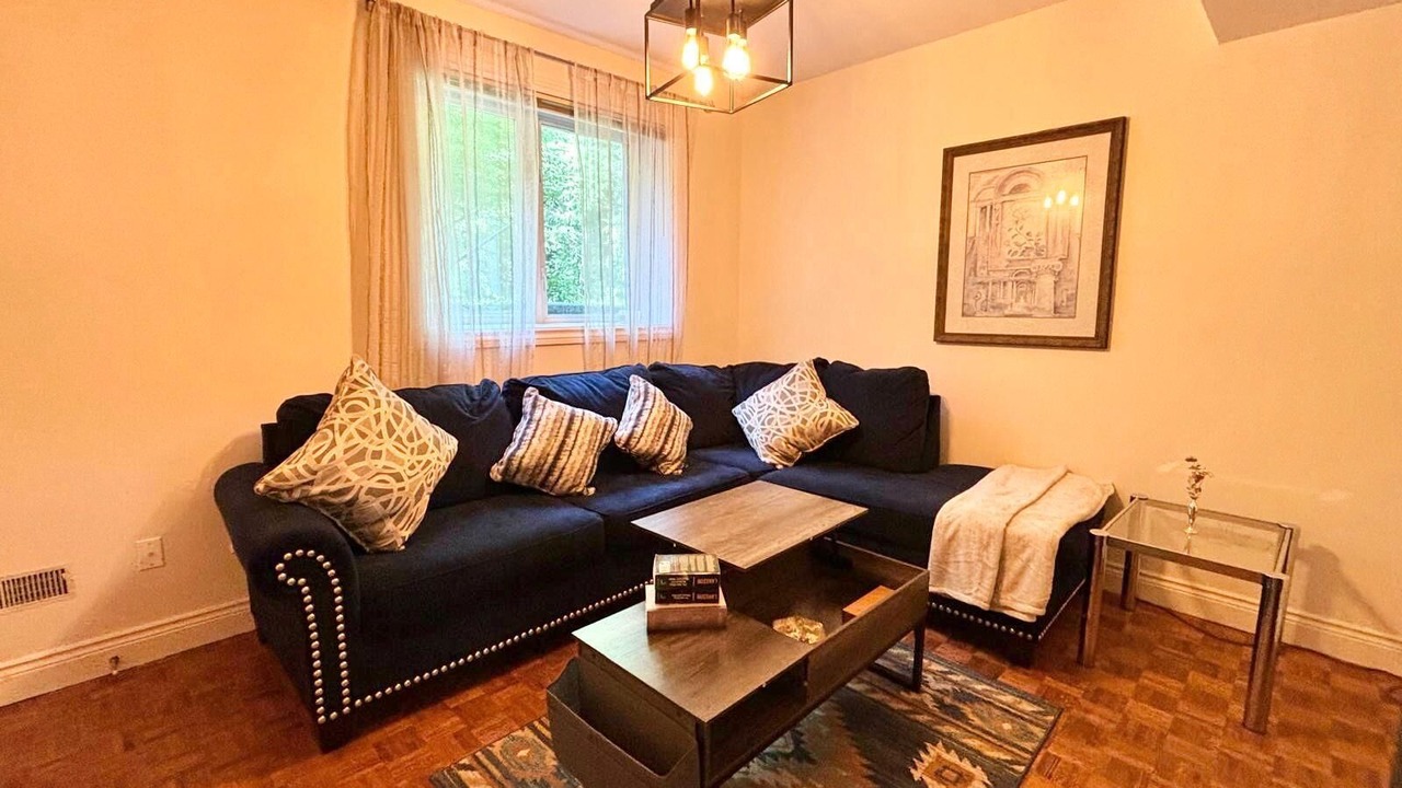 Photo of Livingroom in Thornhill
