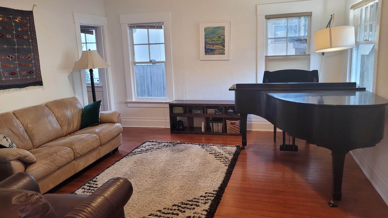 Photo of Livingroom in Southwest Berkeley