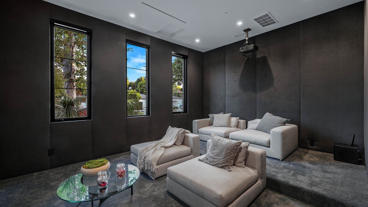 Photo of Livingroom in Valley Village