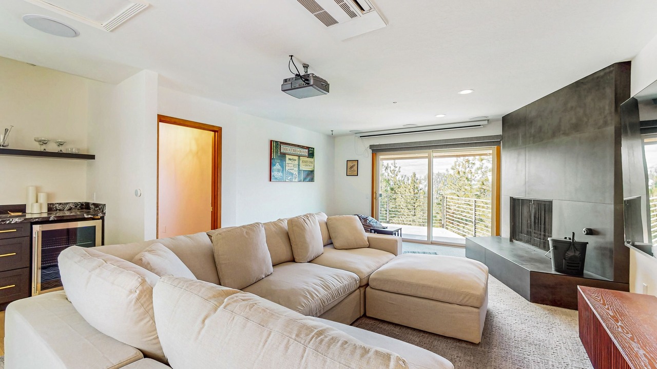 Photo of Livingroom in Round Hill Village