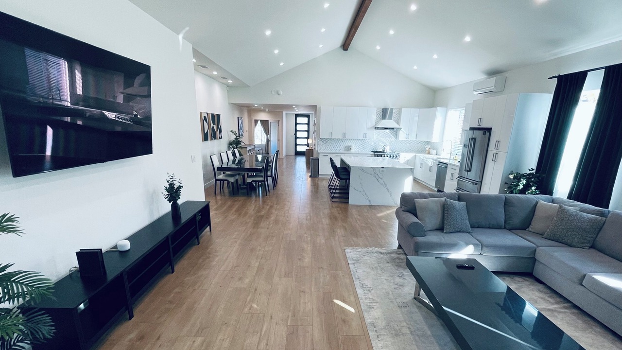 Photo of Livingroom in Encino