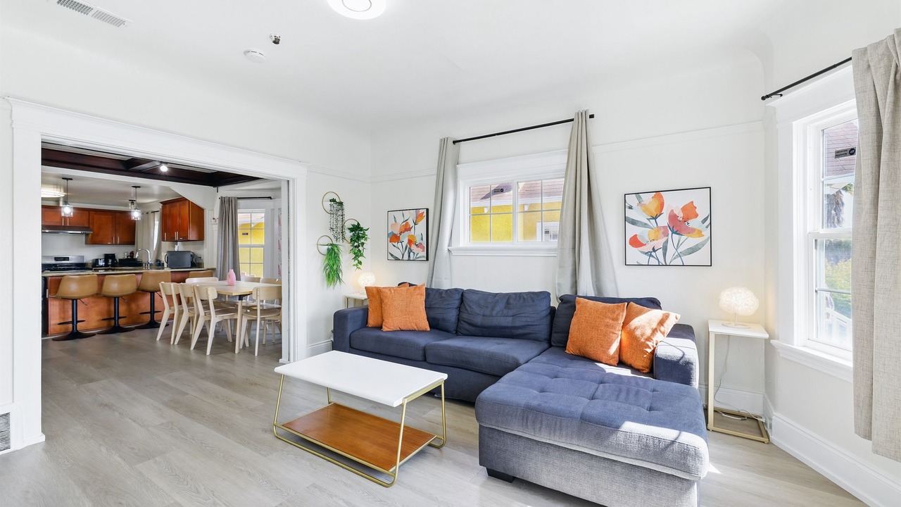 Photo of Livingroom in Oakland