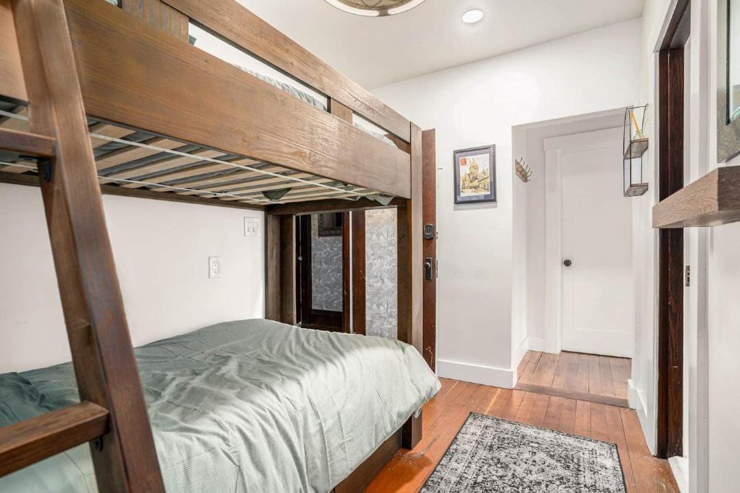 Photo of Bedroom in Upper Telegraph