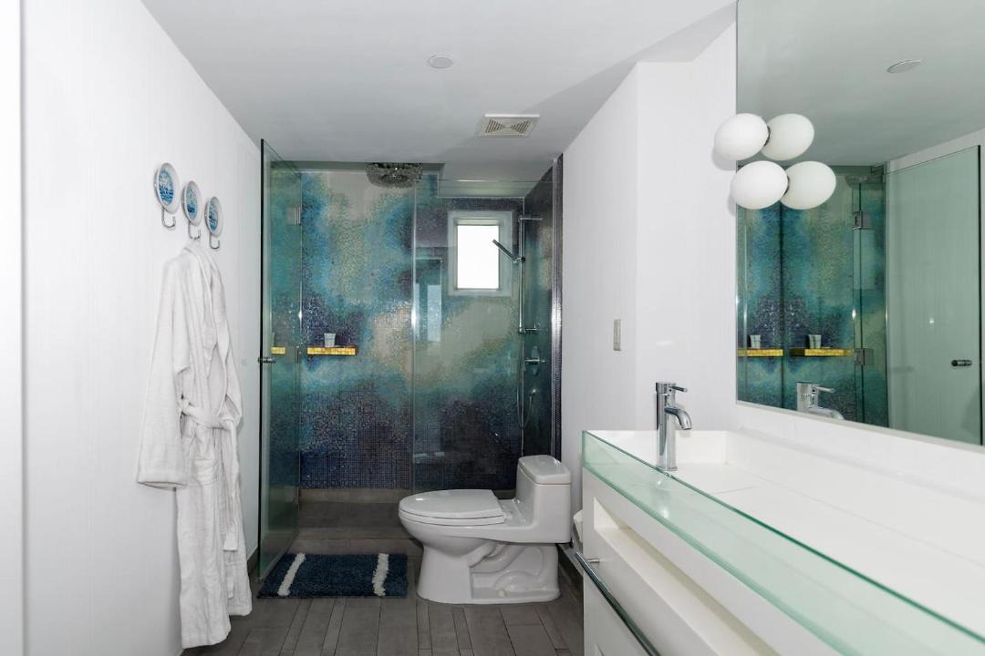 Photo of Bathroom in West Avenue