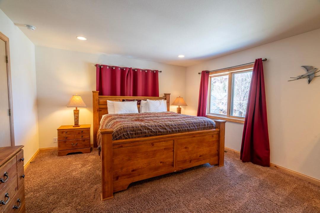 Photo of Bedroom in June Lake