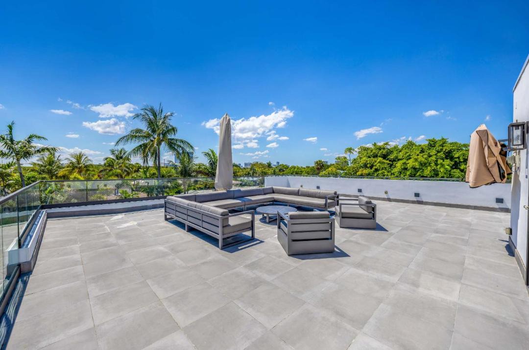 Photo of Patio Balcony in Harbour Inlet