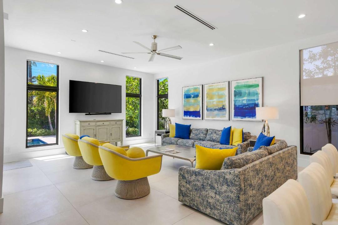 Photo of Livingroom in Harbour Inlet