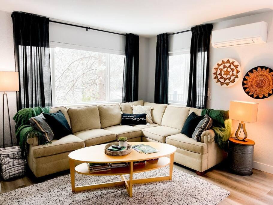 Photo of Livingroom in Apple Hill