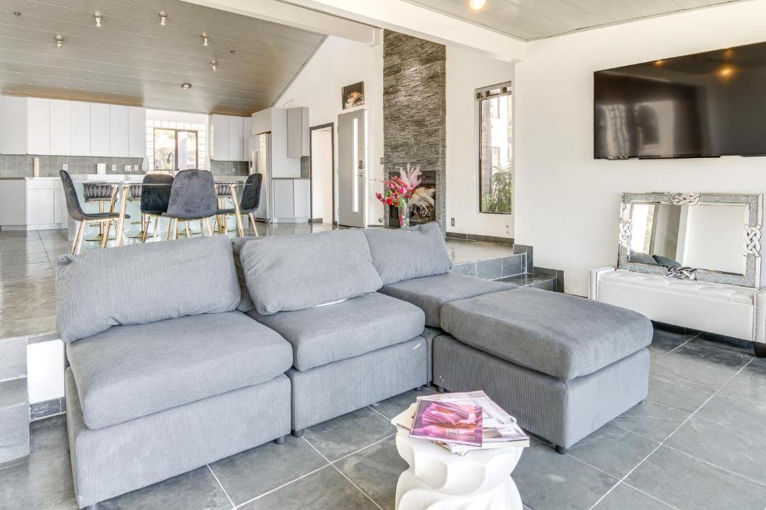 Photo of Livingroom in Western Malibu