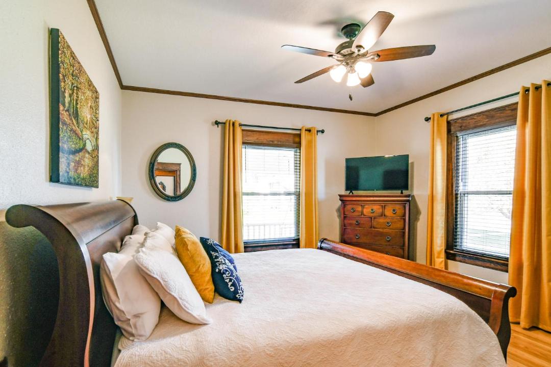 Photo of Bedroom in Winterset
