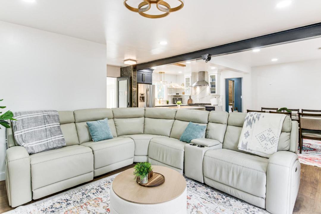 Photo of Livingroom in Beverly Woods