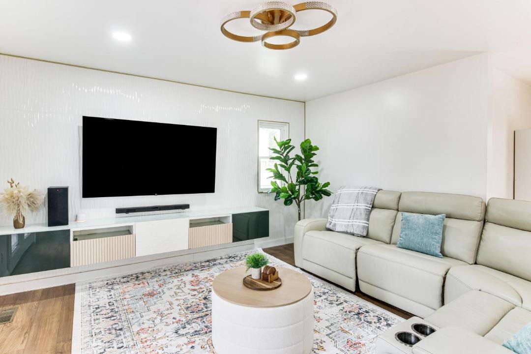 Photo of Livingroom in Beverly Woods
