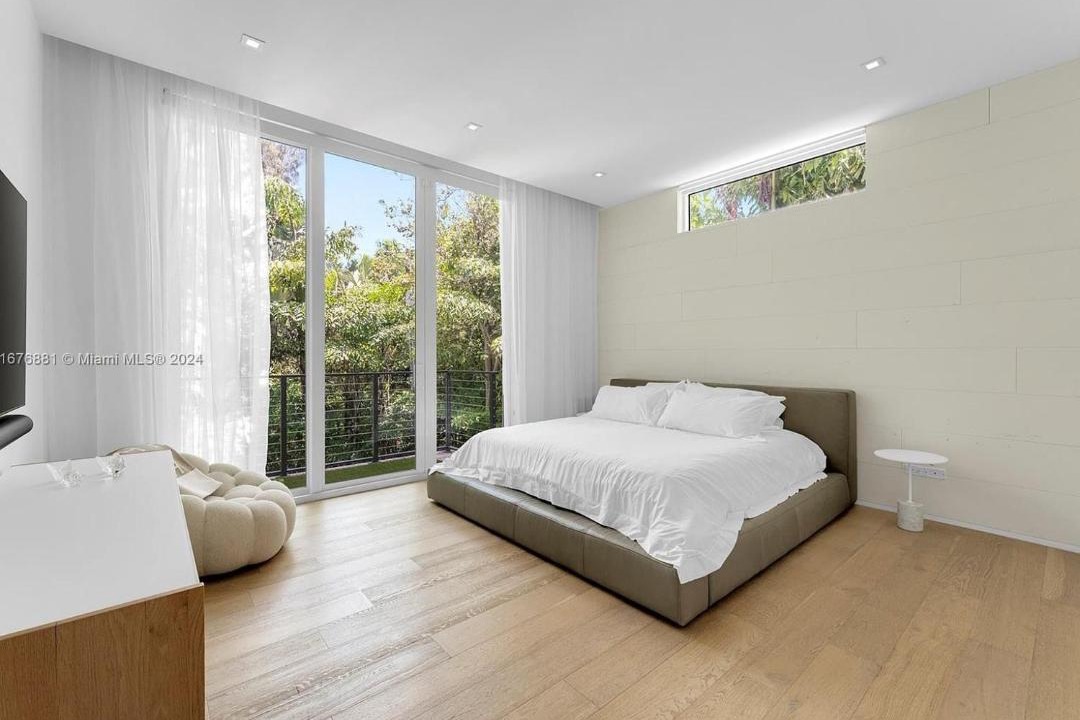 Photo of Bedroom in Mid Beach