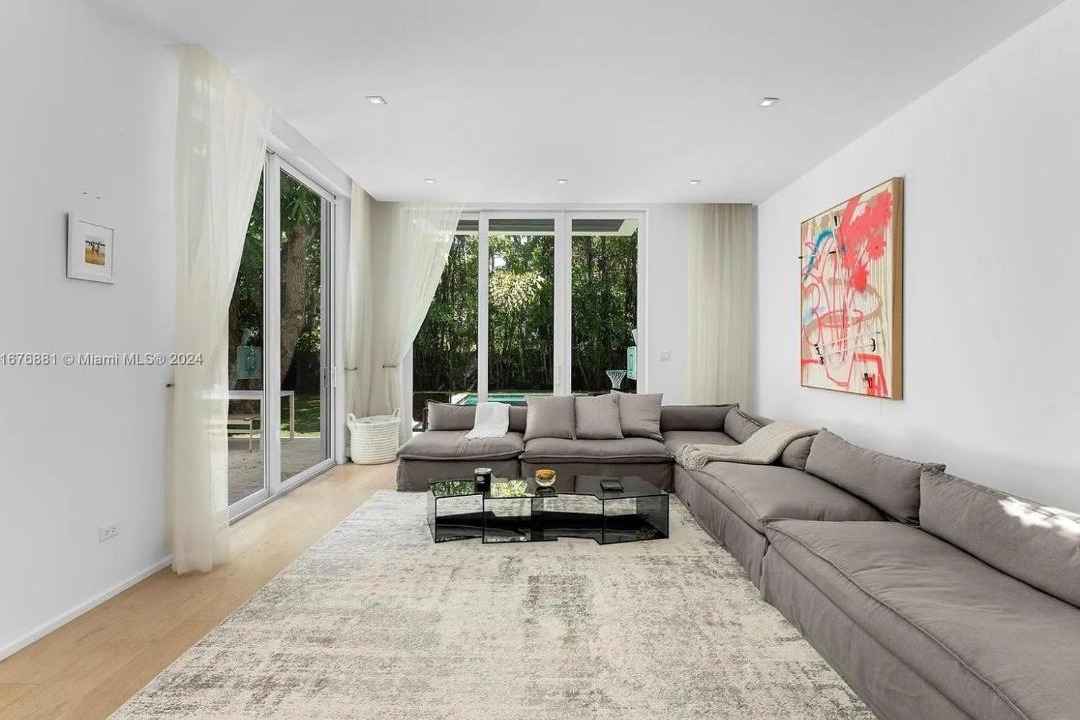 Photo of Livingroom in Mid Beach