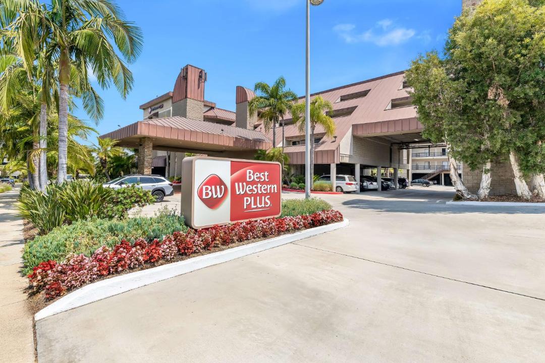 Photo of Buildings in Lake Forest