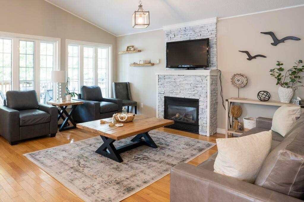 Photo of Livingroom in Wasaga Beach