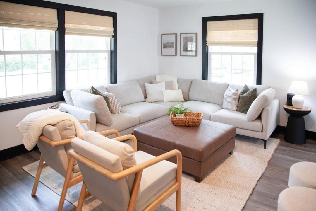 Photo of Livingroom in George Haywood's Lakefront