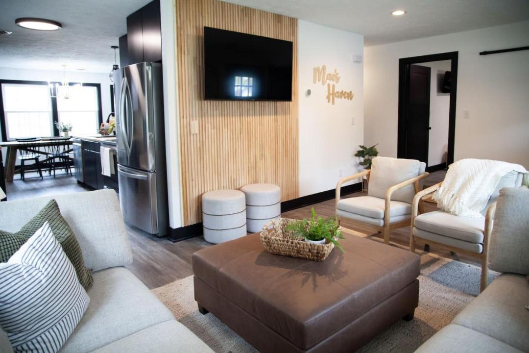 Photo of Livingroom in George Haywood's Lakefront