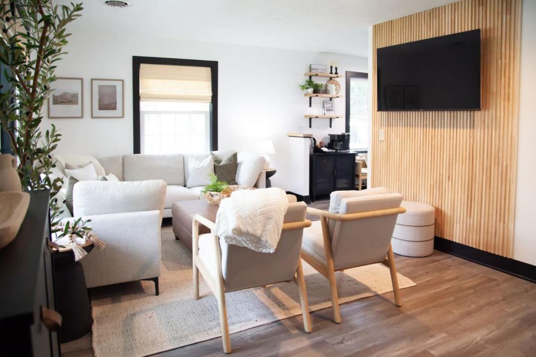 Photo of Livingroom in George Haywood's Lakefront