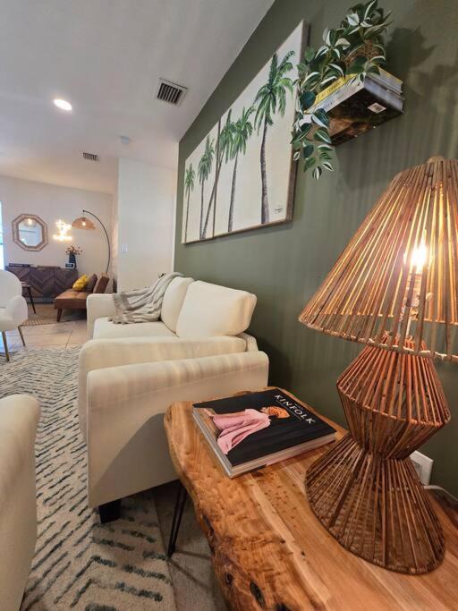 Photo of Livingroom in Hollywood Lakes