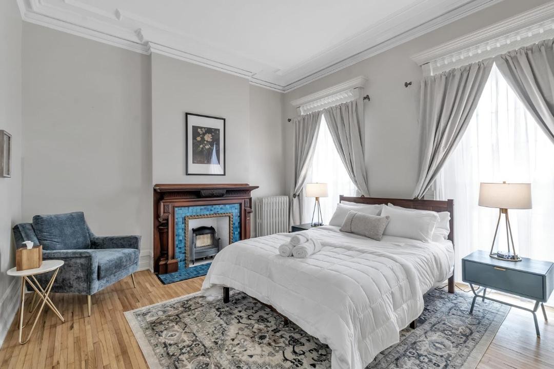 Photo of Bedroom in Front Park
