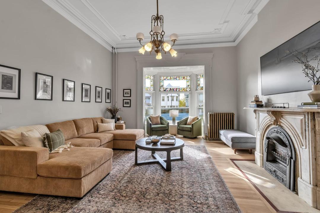 Photo of Livingroom in Front Park