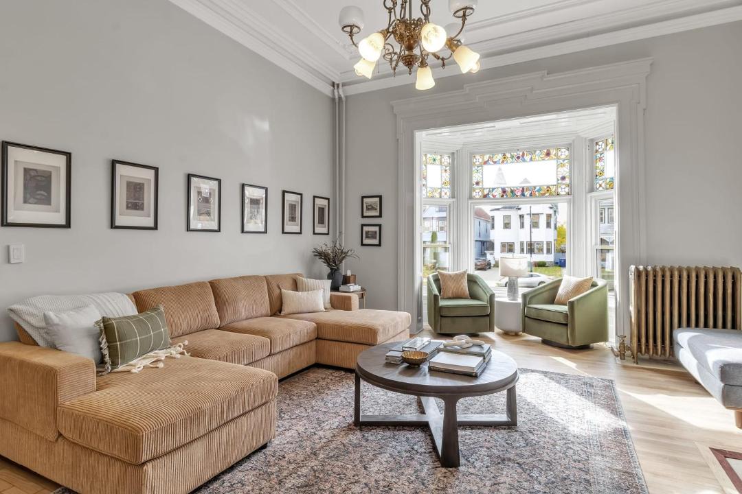 Photo of Livingroom in Front Park