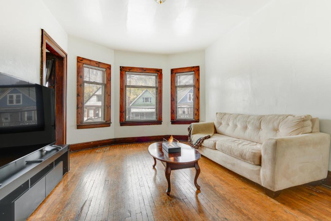 Photo of Livingroom in Front Park