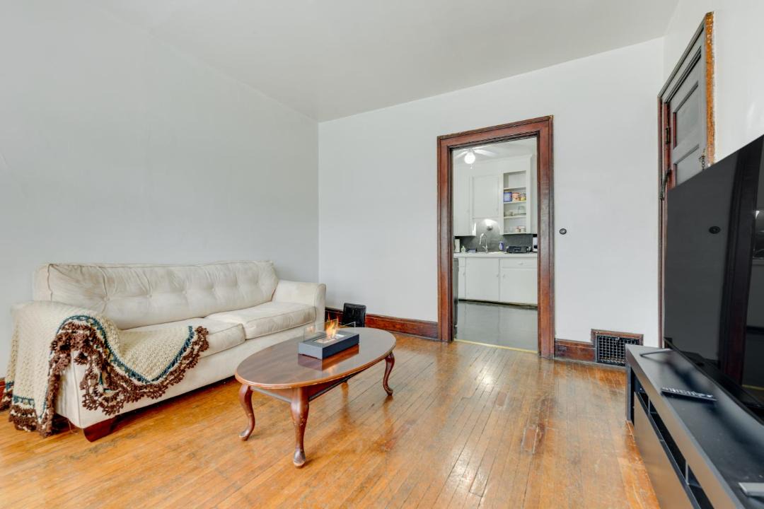 Photo of Livingroom in Front Park