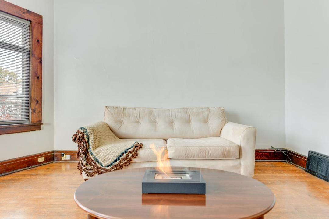 Photo of Livingroom in Front Park