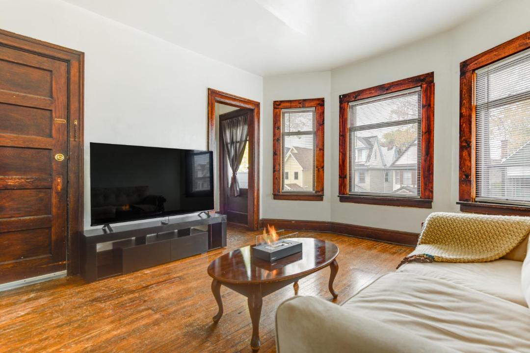 Photo of Livingroom in Front Park