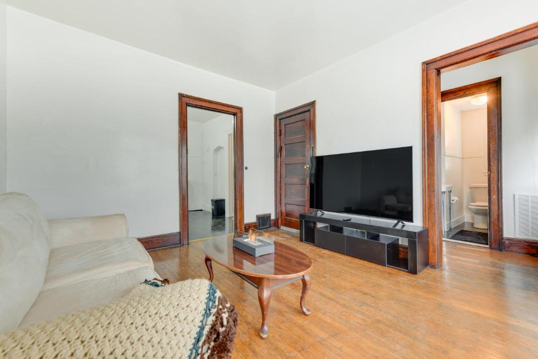 Photo of Livingroom in Front Park