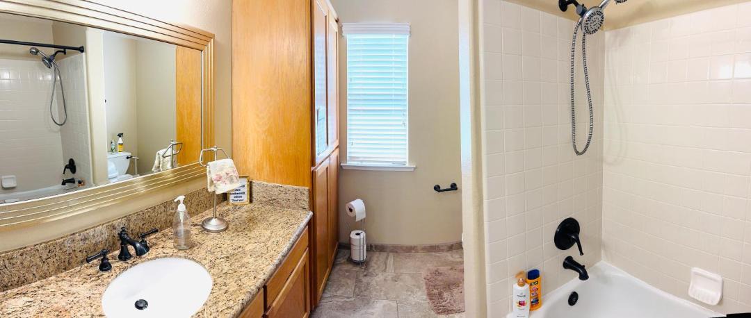 Photo of Bathroom in Raisin