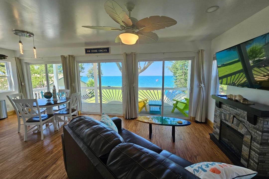 Photo of Livingroom in Madison-on-the-Lake