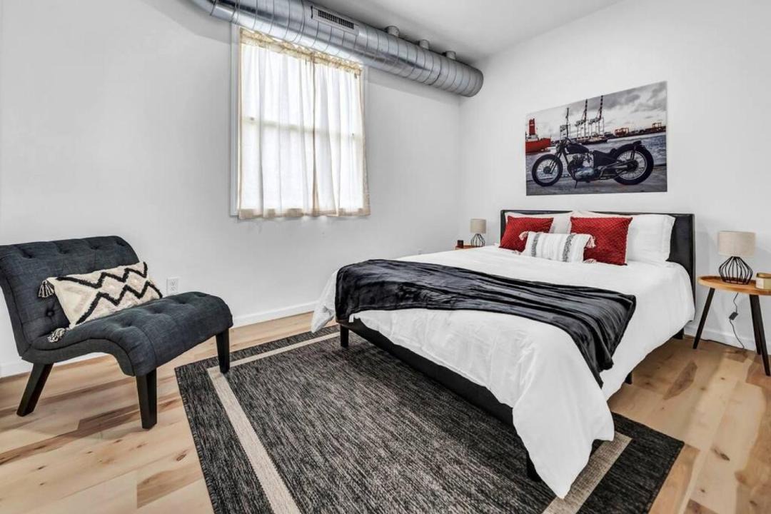 Photo of Bedroom in Front Park