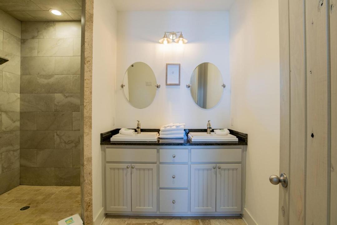Photo of Bathroom in Orange Beach East