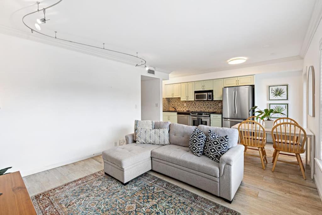 Photo of Livingroom in Hendricks and Venice Isles