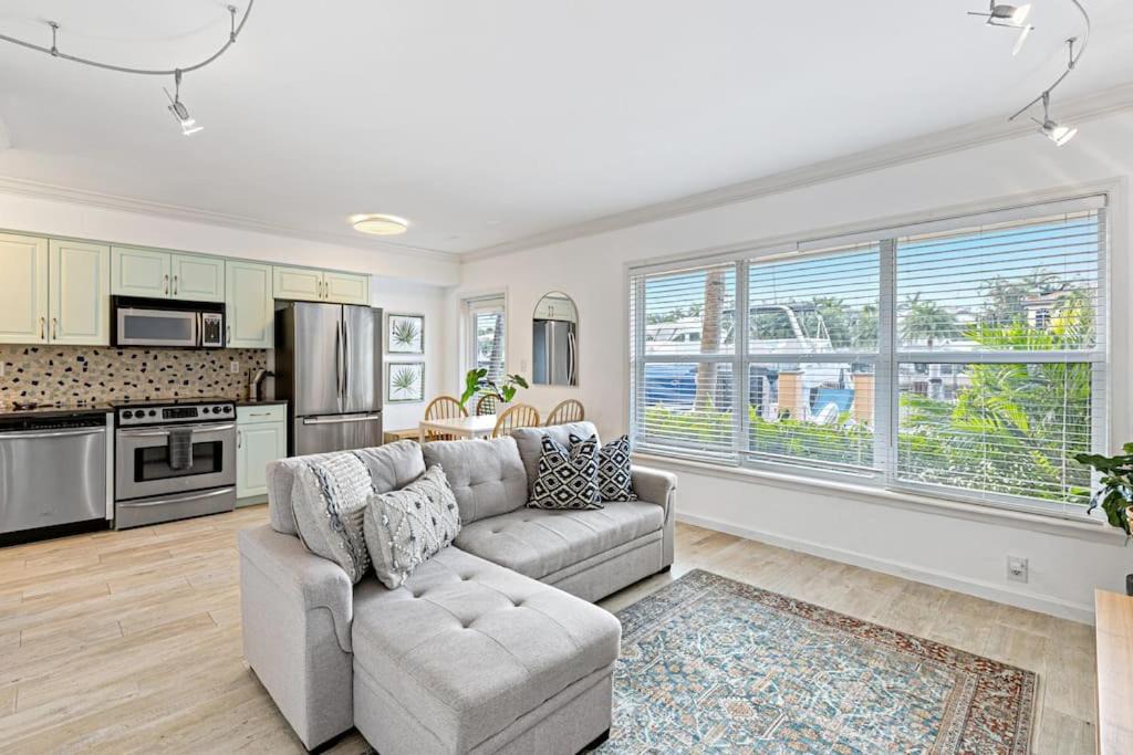 Photo of Livingroom in Hendricks and Venice Isles