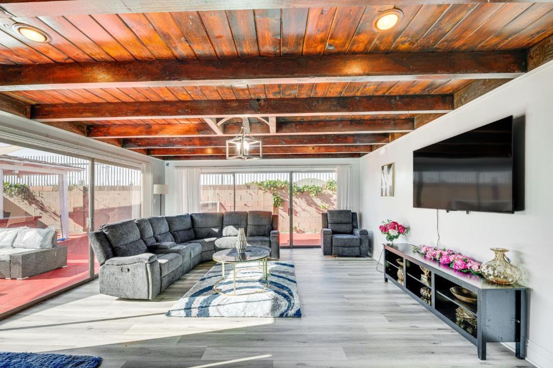 Photo of Livingroom in Compton