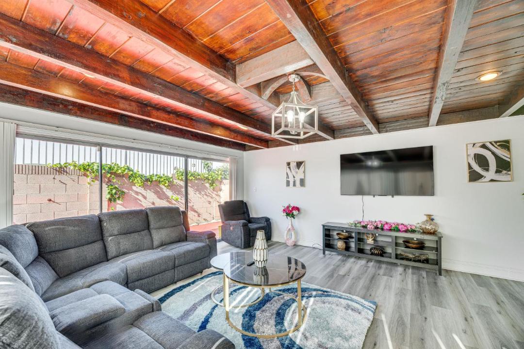 Photo of Livingroom in Compton