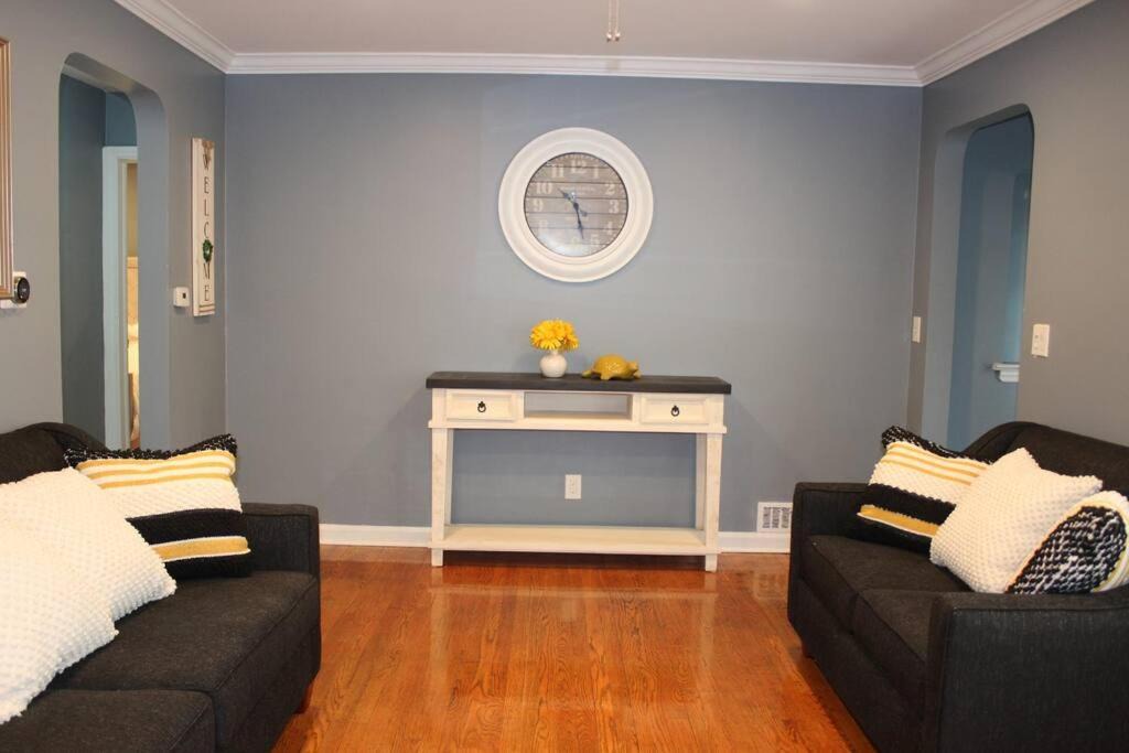 Photo of Livingroom in Teaneck