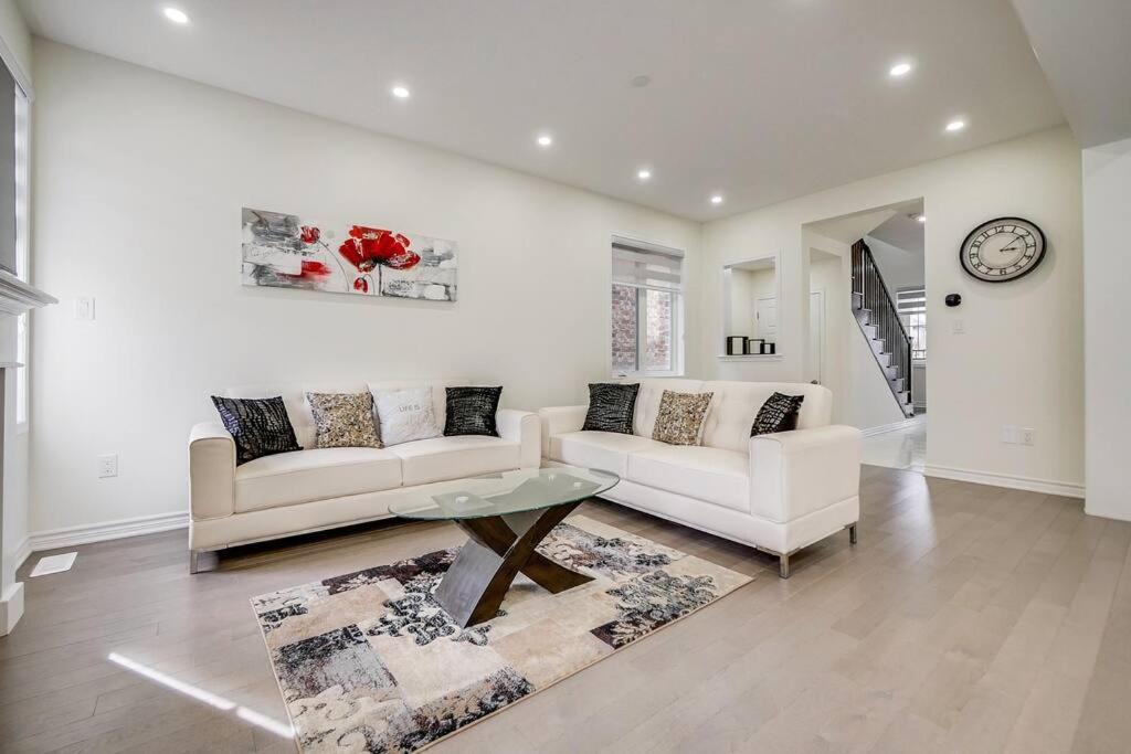 Photo of Livingroom in Halton Regional Municipality