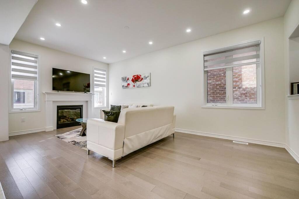 Photo of Livingroom in Halton Regional Municipality