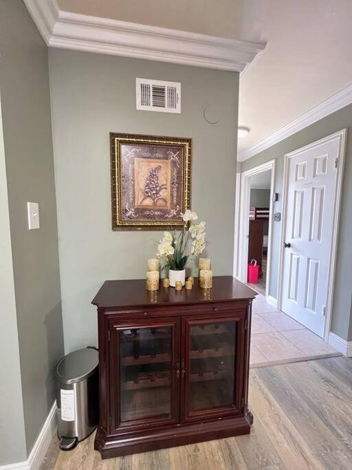 Photo of Livingroom in Midway City