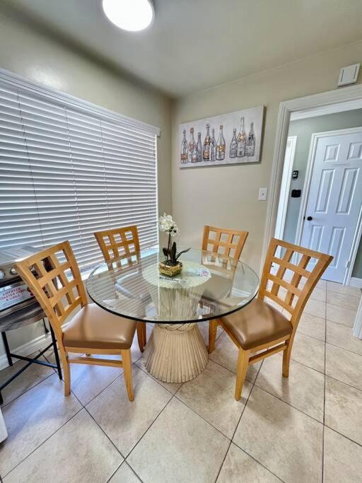 Photo of Livingroom in Midway City