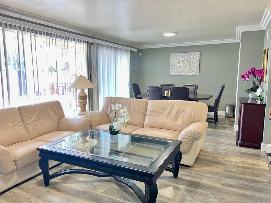 Photo of Livingroom in Midway City